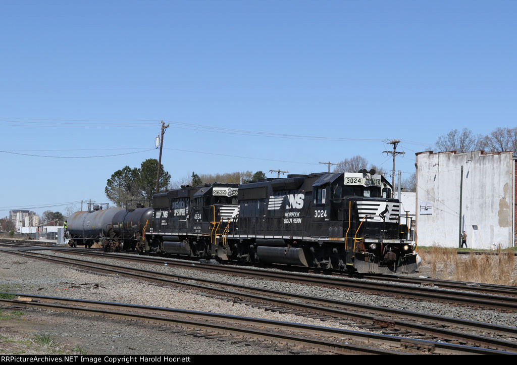 NS 3024 & 4634 lead train PU01 towards D&S Junction